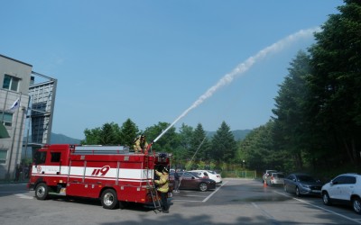 소방대피훈련중 소방차에서 나무에 물을 쏘고 있는 모습