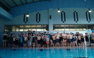 수영장에서 찍은 단체 기념 사진