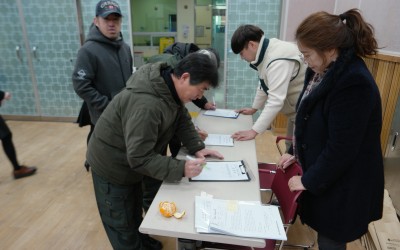 사업설명회에 온 이용자 및 보호자분들 방명록 작성