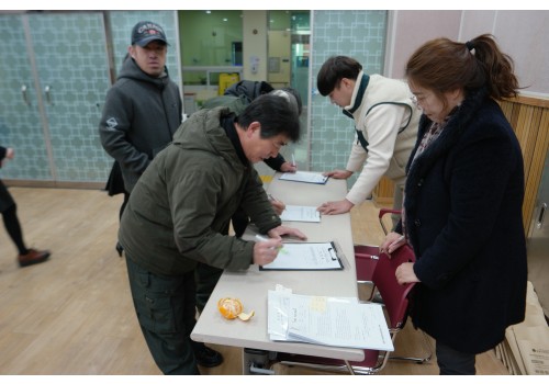 사업설명회에 온 이용자 및 보호자분들 방명록 작성