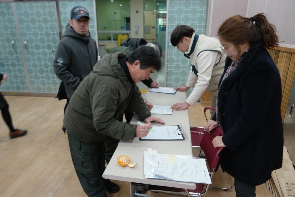 사업설명회에 온 이용자 및 보호자분들 방명록 작성